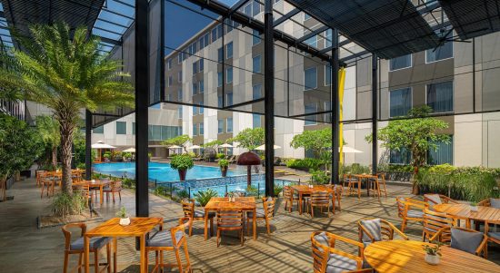 Sambut Akhir Pekan dengan “Friday Sundown” di Amuse Poolbar & Restaurant Radisson Lampung