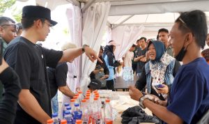 Bupati Egi Sempatkan Jajan Produk UMKM di Tengah Kemeriahan IDS Sumatra 2026