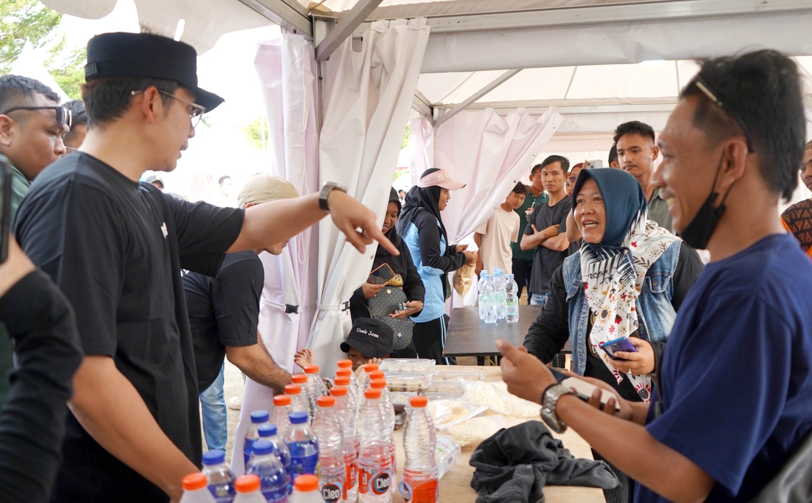 Bupati Egi Sempatkan Jajan Produk UMKM di Tengah Kemeriahan IDS Sumatra 2026 Bupati Egi Sempatkan Jajan Produk UMKM di Tengah Kemeriahan IDS Sumatra 2026