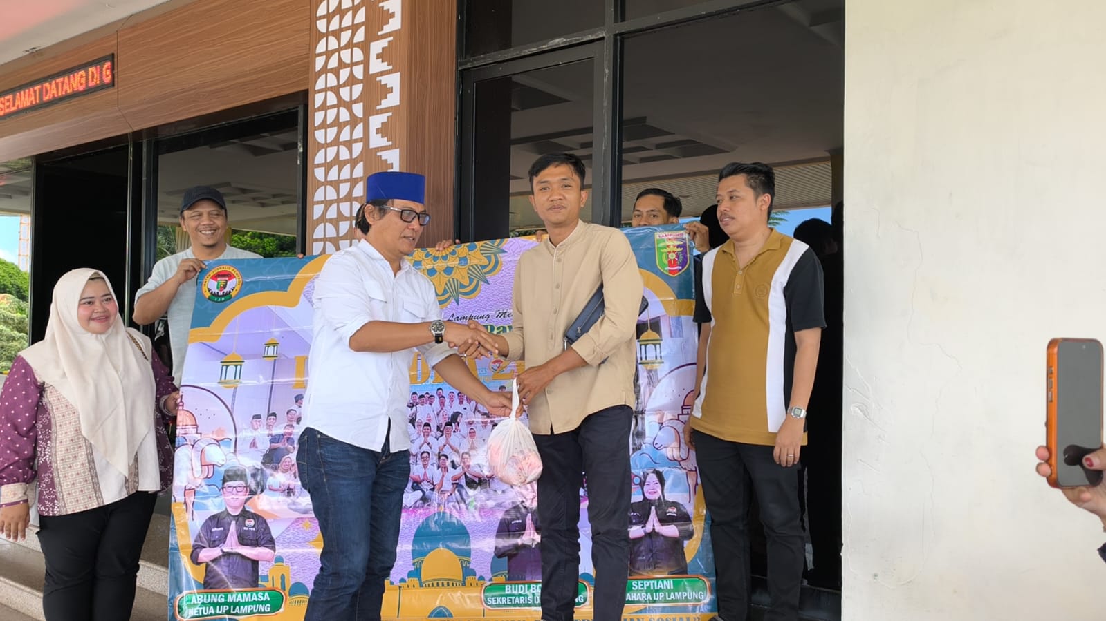 IJP Lampung Bagikan 120 Paket Daging Kurban ke Anggota dan Masyarakat