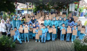 Plt Bunda PAUD Lamteng Bagikan 158 Paket Alat Belajar untuk Siswa TK Pertiwi Bandar Jaya Plt Bunda PAUD Lamteng Bagikan 158 Paket Alat Belajar untuk Siswa TK Pertiwi Bandar Jaya