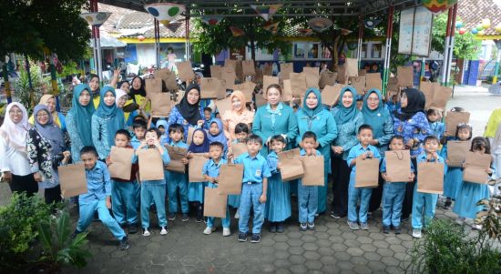 Plt Bunda PAUD Lamteng Bagikan 158 Paket Alat Belajar untuk Siswa TK Pertiwi Bandar Jaya