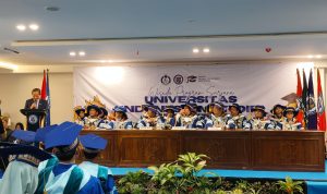 Wisuda Perdana UIMandiri, 96 Lulusan Siap Hadapi Tantangan Global