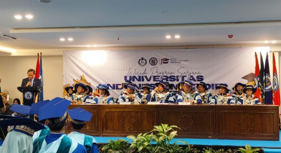 Wisuda Perdana UIMandiri, 96 Lulusan Siap Hadapi Tantangan Global