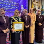 Dwita Ria Wakili Almarhumah Ida Mustika Zaini Terima Penghargaan Dewan Kehormatan BKOW Lampung Dwita Ria Wakili Almarhumah Ida Mustika Zaini Terima Penghargaan Dewan Kehormatan BKOW Lampung
