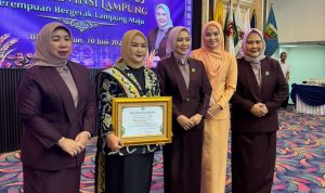 Dwita Ria Wakili Almarhumah Ida Mustika Zaini Terima Penghargaan Dewan Kehormatan BKOW Lampung