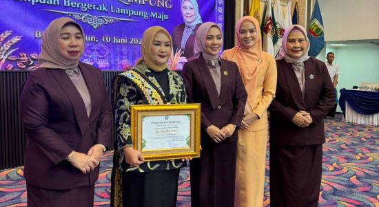 Dwita Ria Wakili Almarhumah Ida Mustika Zaini Terima Penghargaan Dewan Kehormatan BKOW Lampung
