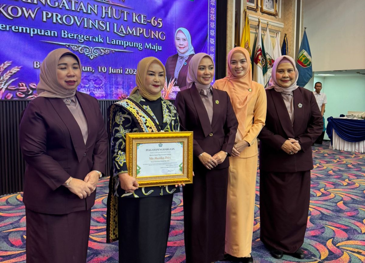 Dwita Ria Wakili Almarhumah Ida Mustika Zaini Terima Penghargaan Dewan Kehormatan BKOW Lampung