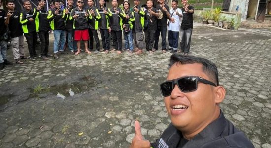 Anggota Vega Lampung Club (VLC) berfoto bersama usai perayaan Hari Ulang Tahun ke-22 dan pelantikan anggota Angkatan XIX di kawasan Pemandian Air Panas Natar, Kabupaten Lampung Selatan, Minggu (14/6/2026). | Dok. VLC