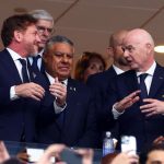 Presiden FIFA Gianni Infantino (kanan) berdiskusi dengan Presiden CONMEBOL Alejandro Domínguez. Presiden CONMEBOL Usulkan Piala Dunia 2030 Diikuti 64 Tim, FIFA Belum Ambil Keputusan
