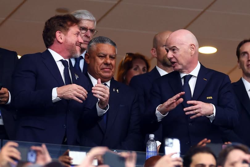 Presiden FIFA Gianni Infantino (kanan) berdiskusi dengan Presiden CONMEBOL Alejandro Domínguez. Presiden CONMEBOL Usulkan Piala Dunia 2030 Diikuti 64 Tim, FIFA Belum Ambil Keputusan