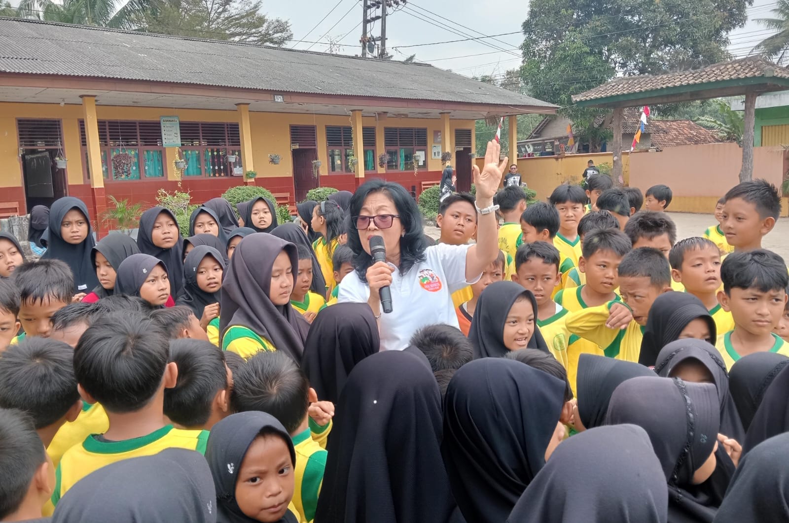 Head of Social Investment JAPFA, Retno Artsanti, bercengkrama dengan siswa-siswi SDN 1 Budidaya Sidomulyo. | Imelda/VoxLampung