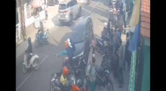 BREAKING NEWS: Avanza Tabrak Kerumunan Warga di Depan MTS N 1 Bandar Lampung