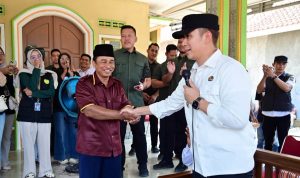 IMG-20260806-WA0015 Lantunkan Surat Al-Bayyinah, Buruh di Rulung Raya Dihadiahi Umrah dari Bupati Egi