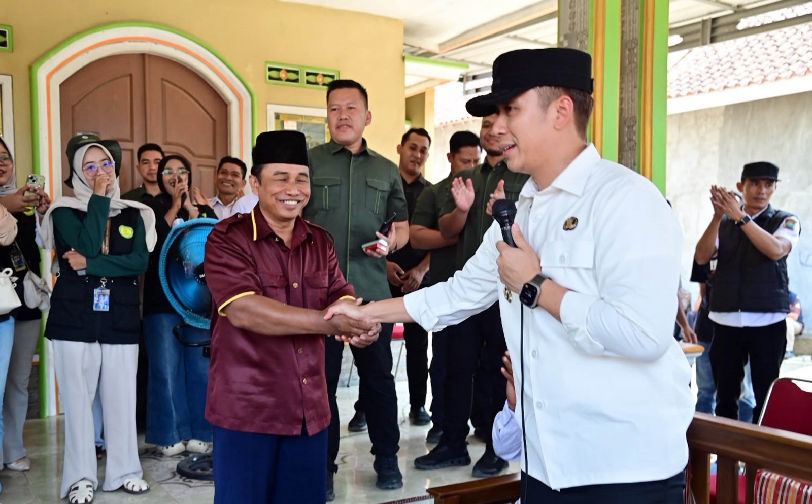 IMG-20260806-WA0015 Lantunkan Surat Al-Bayyinah, Buruh di Rulung Raya Dihadiahi Umrah dari Bupati Egi