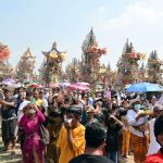 Bukan di Bali, Ngaben Massal Balinuraga Tarik Wisatawan Italia hingga Puluhan Ribu Pengunjung Bukan di Bali, Ngaben Massal Balinuraga Tarik Wisatawan Italia hingga Puluhan Ribu Pengunjung
