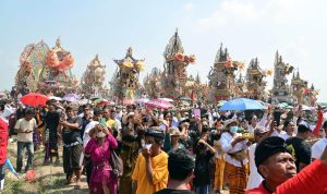 Bukan di Bali, Ngaben Massal Balinuraga Tarik Wisatawan Italia hingga Puluhan Ribu Pengunjung Bukan di Bali, Ngaben Massal Balinuraga Tarik Wisatawan Italia hingga Puluhan Ribu Pengunjung