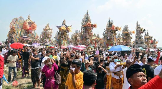 Bukan di Bali, Ngaben Massal Balinuraga Tarik Wisatawan Italia hingga Puluhan Ribu Pengunjung