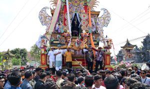Diarak di Atas Bade 24 Meter, Bupati Egi Canangkan Balinuraga Jadi Desa Wisata Budaya Diarak di Atas Bade 24 Meter, Bupati Egi Canangkan Balinuraga Jadi Desa Wisata Budaya