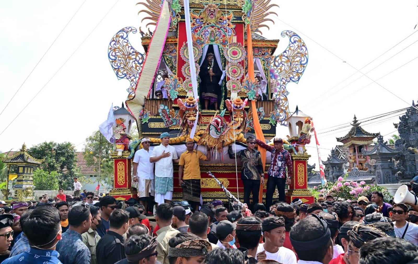 Diarak di Atas Bade 24 Meter, Bupati Egi Canangkan Balinuraga Jadi Desa Wisata Budaya Diarak di Atas Bade 24 Meter, Bupati Egi Canangkan Balinuraga Jadi Desa Wisata Budaya