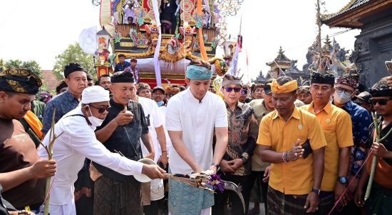 Megahnya Ngaben Massal Balinuraga, Tradisi Suci Terbesar yang Hidupkan Desa dan Rekatkan Ikatan Keluarga
