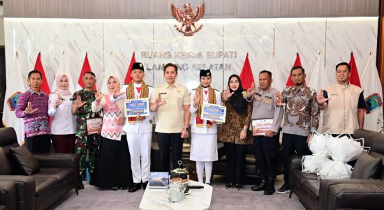 Bupati Egi Hadiahi Umrah Dua Paskibraka Nasional Asal Lamsel