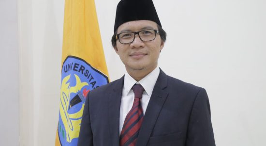 Prof Rudy Prof Rudy Daftar Bacarek Unila Usai Salat Jumat, Dikawal Elza Syarief