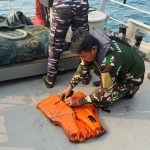 TNI AL Temukan Pelampung di Perairan Cikoneng Saat Cari Lima Jurnalis Hilang TNI AL Temukan Pelampung di Perairan Cikoneng Saat Cari Lima Jurnalis Hilang