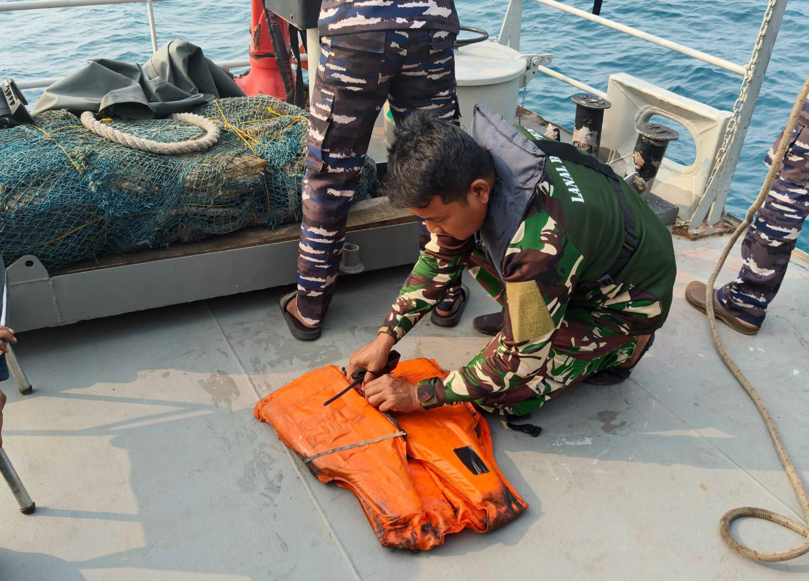 TNI AL Temukan Pelampung di Perairan Cikoneng Saat Cari Lima Jurnalis Hilang
