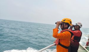 Hari Keempat Pencarian 5 Jurnalis dan 3 Kru Kapal, Tim SAR Sisir Selat Sunda dari Laut dan Udara