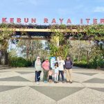Itera Pengunjung berfoto di depan Gerbang Utama Kebun Raya ITERA, Jati Agung, Lampung Selatan. Kawasan konservasi seluas 75,52 hektare ini mengusung misi penyelamatan flora dataran rendah (pamah) Sumatera. | Dok. Endah Susilowati
