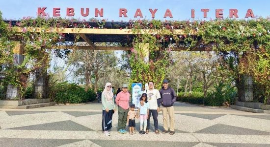 Pengunjung berfoto di depan Gerbang Utama Kebun Raya ITERA, Jati Agung, Lampung Selatan. Kawasan konservasi seluas 75,52 hektare ini mengusung misi penyelamatan flora dataran rendah (pamah) Sumatera. | Dok. Endah Susilowati 