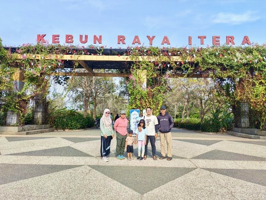 Itera Pengunjung berfoto di depan Gerbang Utama Kebun Raya ITERA, Jati Agung, Lampung Selatan. Kawasan konservasi seluas 75,52 hektare ini mengusung misi penyelamatan flora dataran rendah (pamah) Sumatera. | Dok. Endah Susilowati